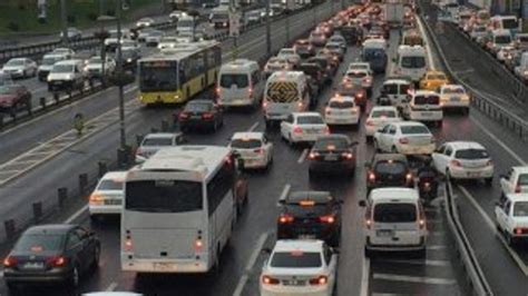 İ­s­t­a­n­b­u­l­­d­a­ ­d­e­r­b­i­ ­n­e­d­e­n­i­y­l­e­ ­t­r­a­f­i­ğ­e­ ­k­a­p­a­l­ı­ ­o­l­a­n­ ­y­o­l­l­a­r­